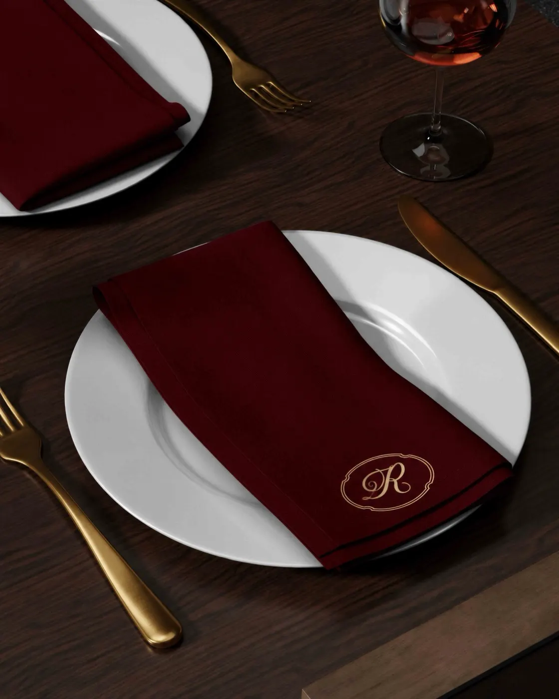Mesa posta da Ravos com guardanapo vinho bordado com o monograma R